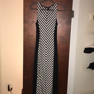 SUPER FLATERING MAXI DRESS SIZE SMALL